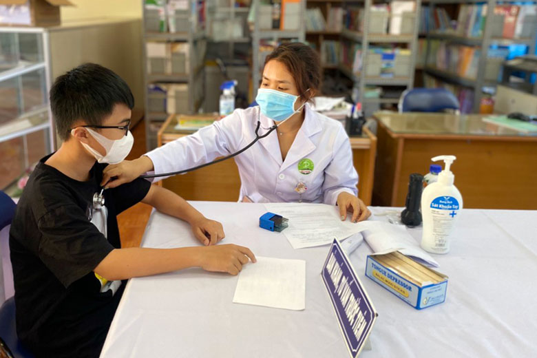 Khám sàn lọc trước khi tiêm vắc xin cho trẻ em đủ từ 11 tuổi đến dưới 12 tuổi trên địa bàn huyện
